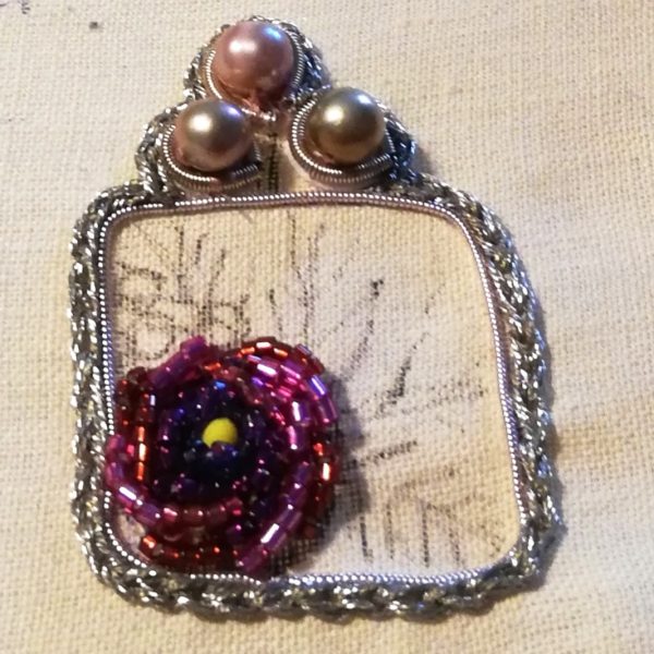 Boucles d'oreilles brodées, cascade de mimosa et rose