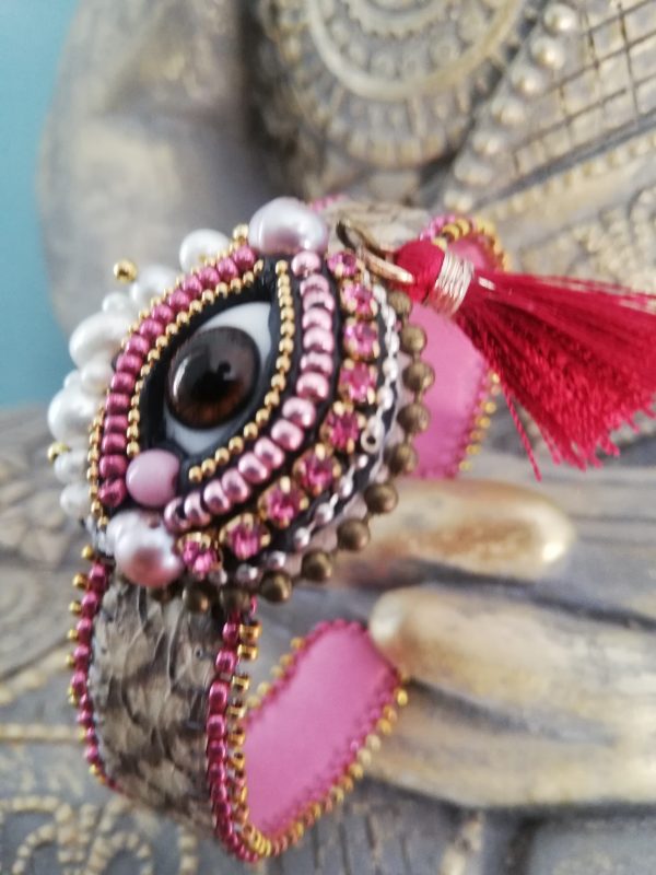 Sortilège, Bracelet jonc , œil de poupée porcelaine, perles de culture.