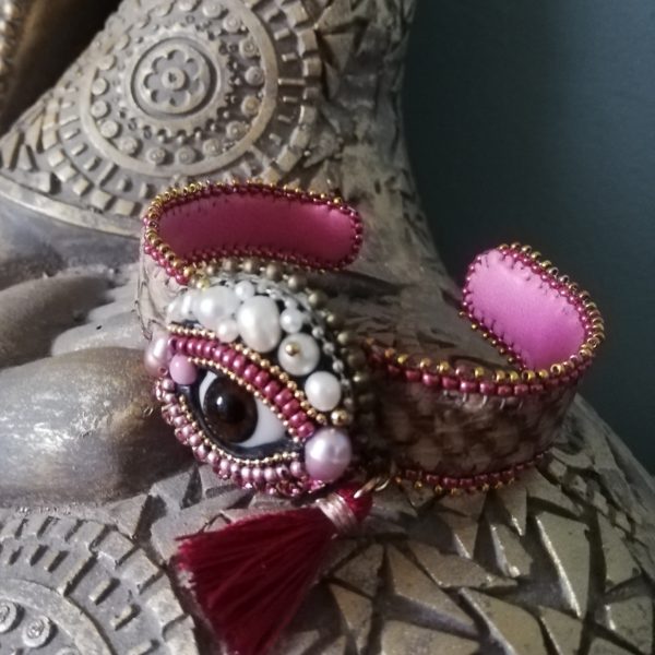 Sortilège, Bracelet jonc , œil de poupée porcelaine, perles de culture.