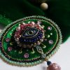 Broche-oeil Talisman, velours de soie vert, œil porcelaine,