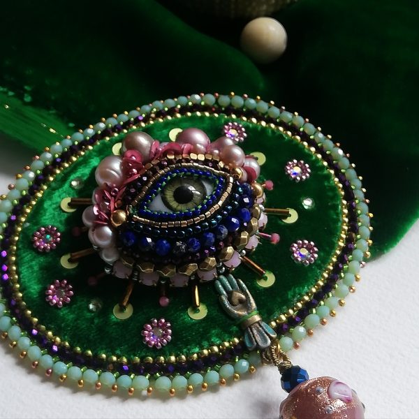 Broche-oeil Talisman, velours de soie vert, œil porcelaine,