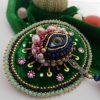 Broche-oeil Talisman, velours de soie vert, œil porcelaine,