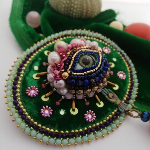 Broche-oeil Talisman, velours de soie vert, œil porcelaine,