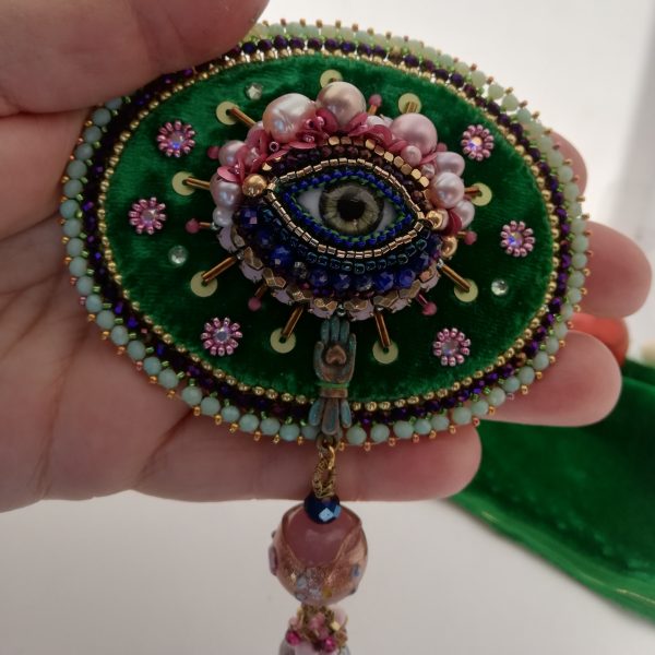Broche-oeil Talisman, velours de soie vert, œil porcelaine,