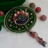 Broche-oeil Talisman, velours de soie vert, œil porcelaine,