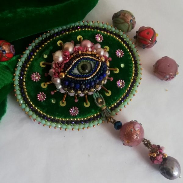 Broche-oeil Talisman, velours de soie vert, œil porcelaine,