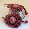 Soutache et fruits rouges.