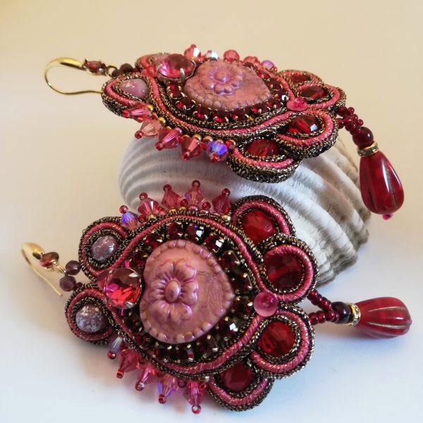 Soutache et fruits rouges.