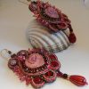 Soutache et fruits rouges.
