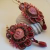 Soutache et fruits rouges.