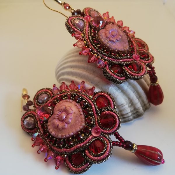 Soutache et fruits rouges.