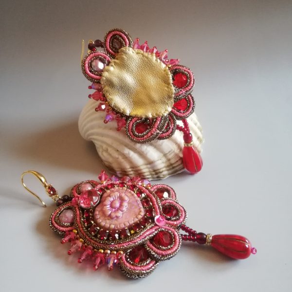 Soutache et fruits rouges.