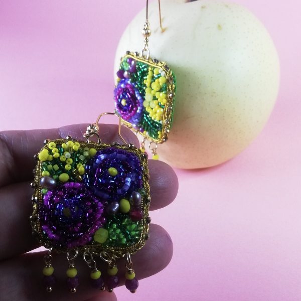 Boucles d'oreilles brodées Roses et mimosa