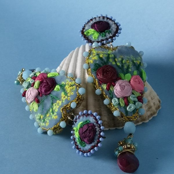 Boucles d'oreilles cœur, Brodée sur velours. Par Amour