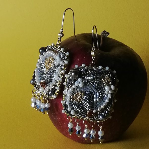 Boucles d'oreilles brodées, fleur de Lys