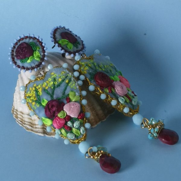 boucles d'oreilles brodées velours et ruban Boucles d'oreilles cœur, Brodée sur velours. Par Amour