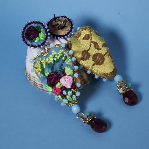 Boucles d'oreilles cœur, Brodée sur velours. Par Amour