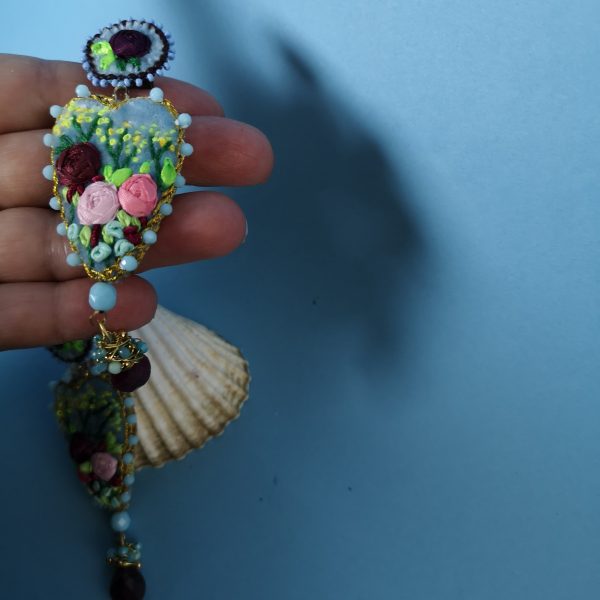 Boucles d'oreilles cœur, Brodée sur velours. Par Amour
