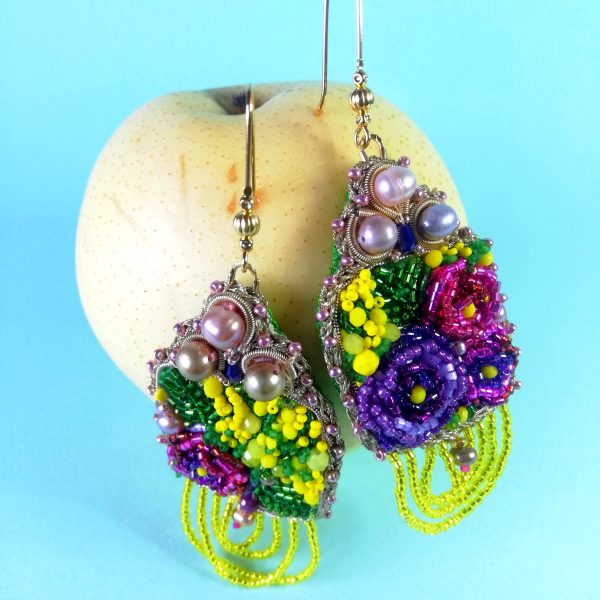 Boucles d'oreilles brodées, cascade de mimosa et rose