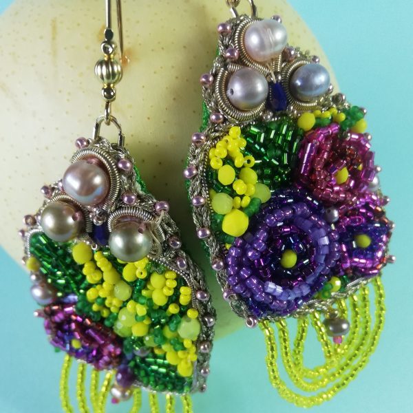 Boucles d'oreilles brodées, cascade de mimosa et rose