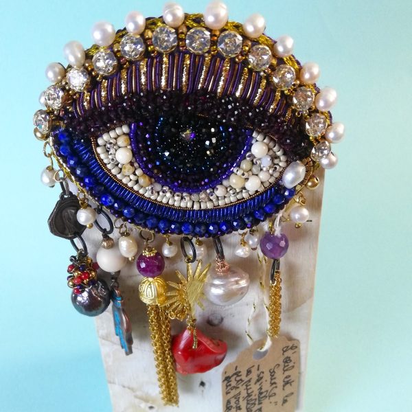 Exceptionnelle Broche XXL , bijou- oeil brodée.