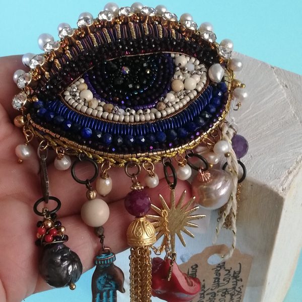 Exceptionnelle Broche XXL , bijou- oeil brodée.