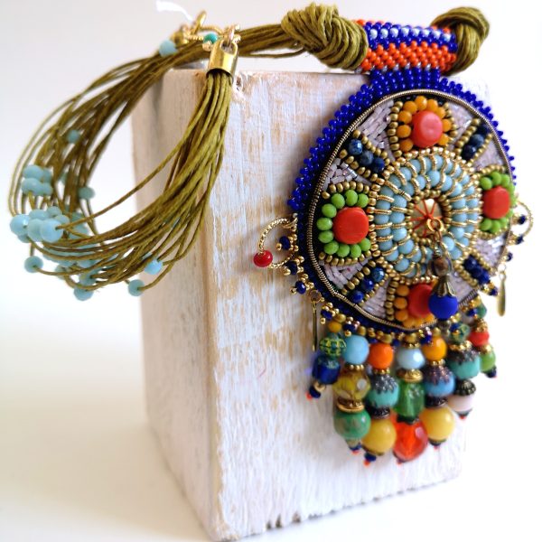 Héritage, collier brodé.