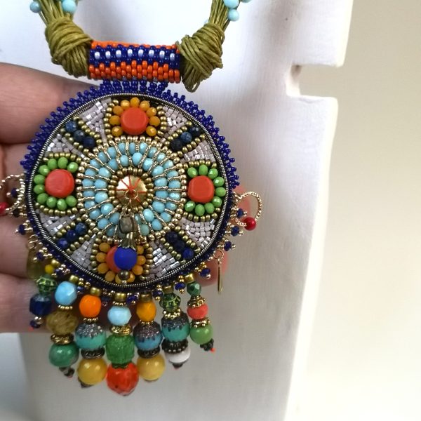 Héritage, collier brodé.