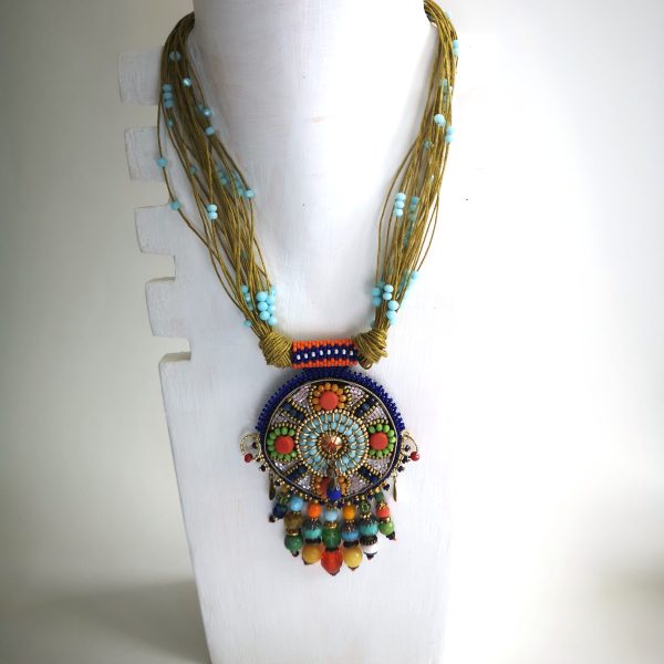 Héritage, collier brodé.