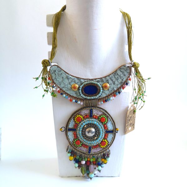 Plastron Héritage, cuir de poisson et Lapis lazuli, RESERVE Karine
