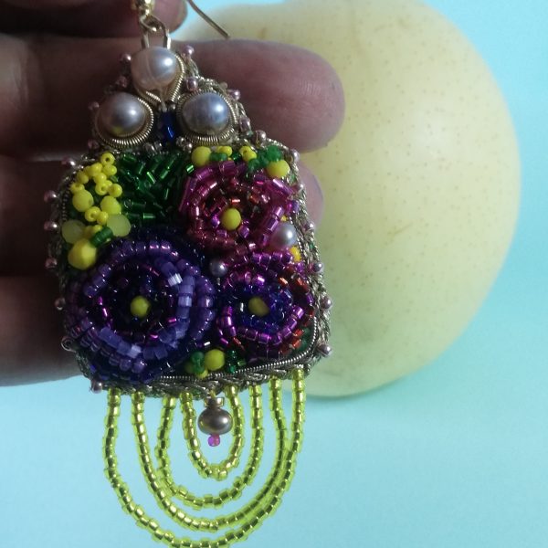 Boucles d'oreilles brodées, cascade de mimosa et rose